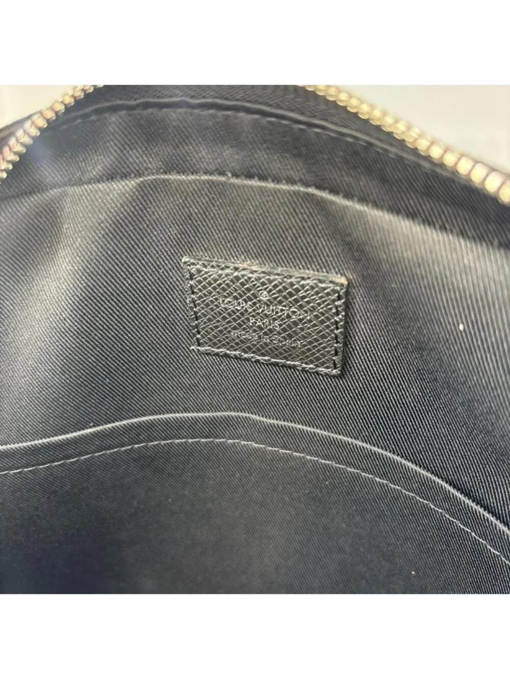 Louis Vuitton Taiga Anton Shoulder Bag
